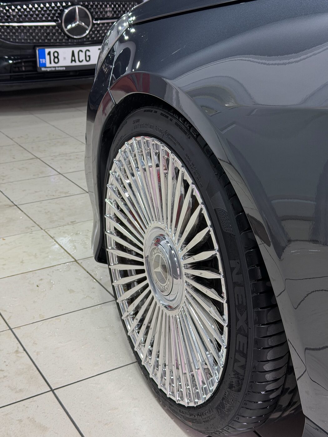 Temizlenmiş çok parmaklı Mercedes-Benz jantı